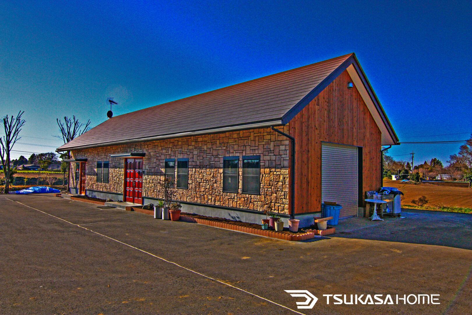 木造ガレージ倉庫の屋根と側面構造の外観