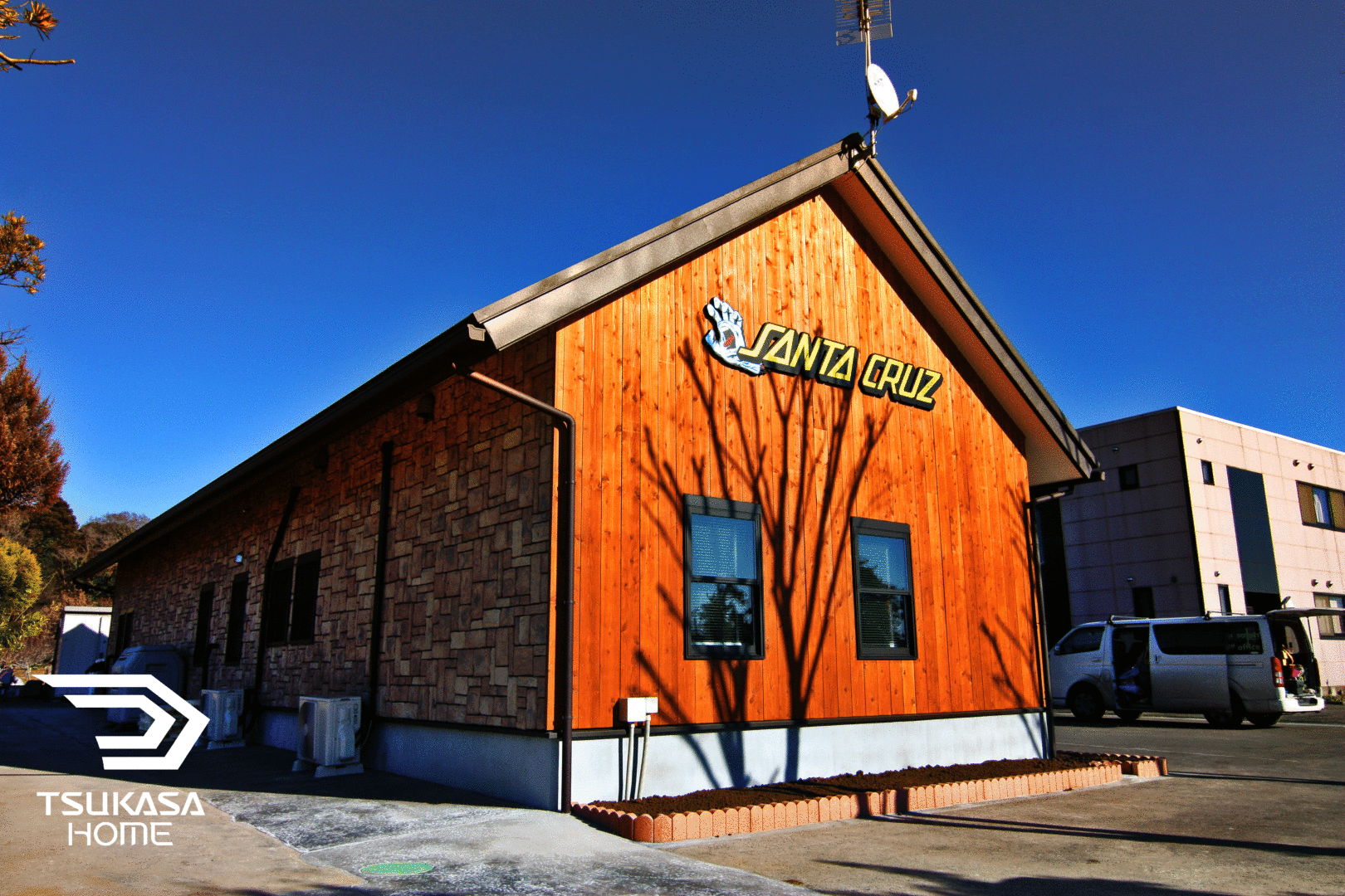 木造のシャッター付きガレージ倉庫と事務所の外観