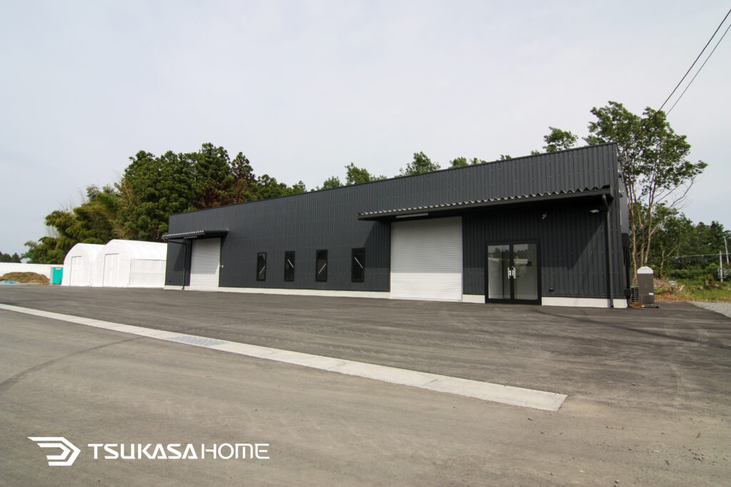 茨城県小美玉市に建築した8台駐車の大型ガレージ倉庫と併設した事務所の外観画像