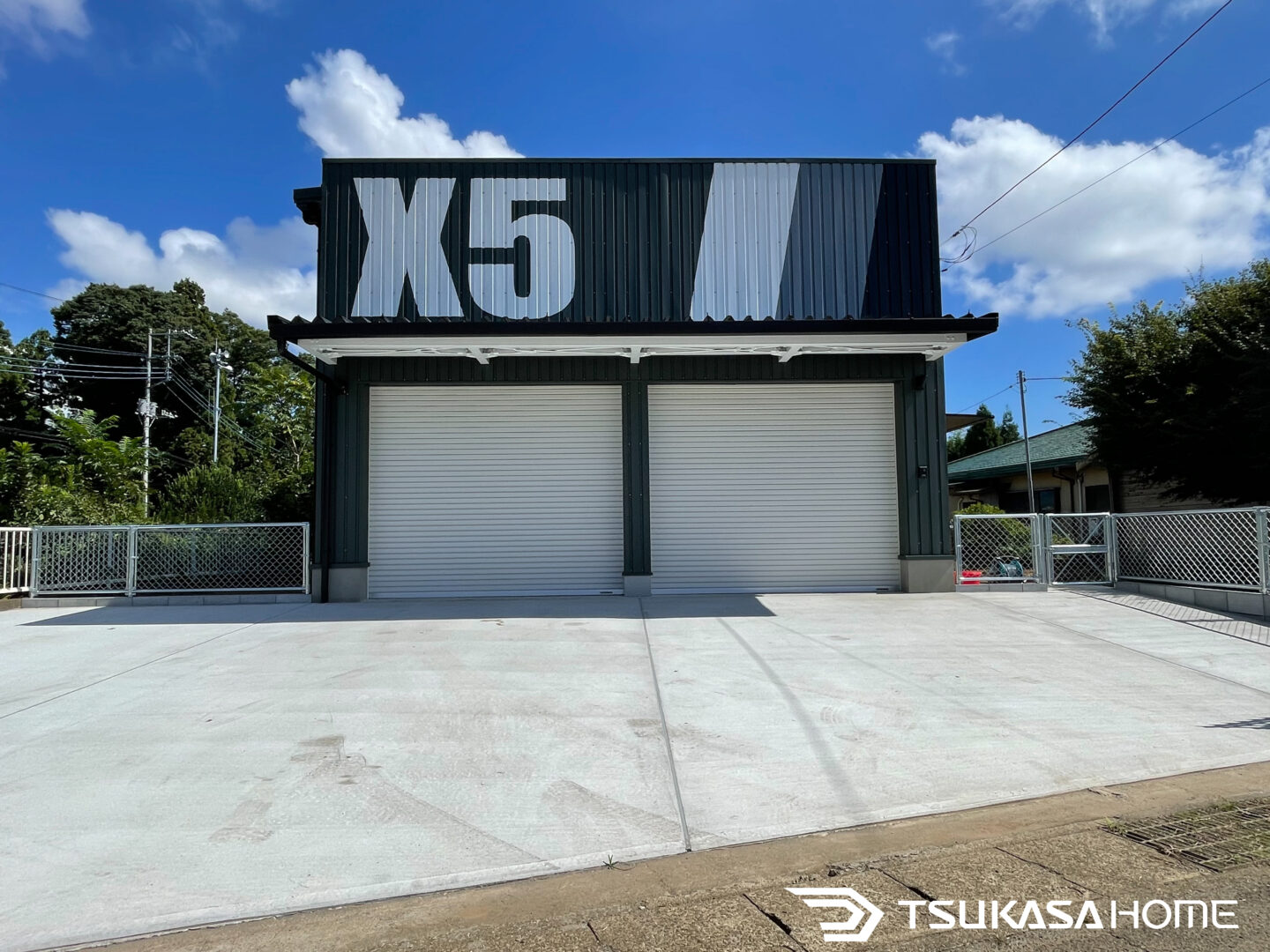 ガレージ正面のシャッター付き入口