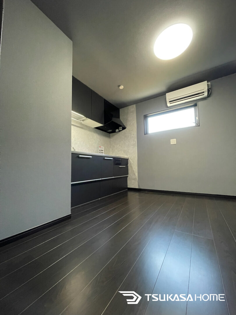 黒いキッチンで統一された一人暮らしガレージハウス