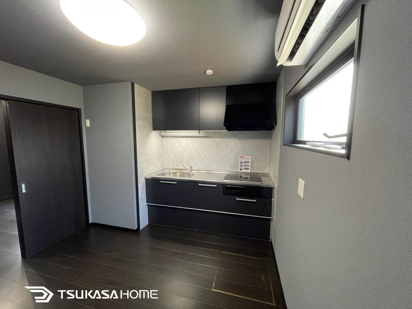 黒いキッチンで統一された一人暮らしガレージハウス01