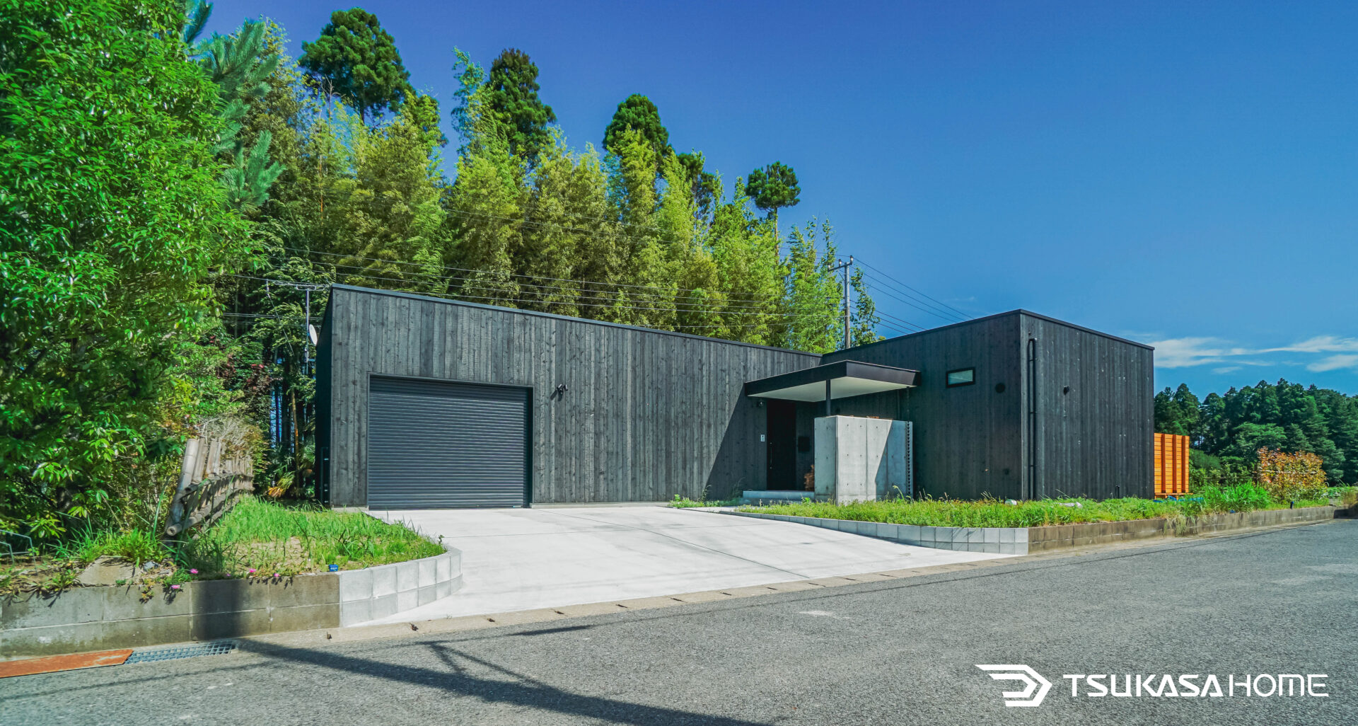 千葉ガレージハウス｜茂原市の焼杉板外壁の平屋ガレージハウス。車やバイクを保護できるシャッター付き注文住宅。