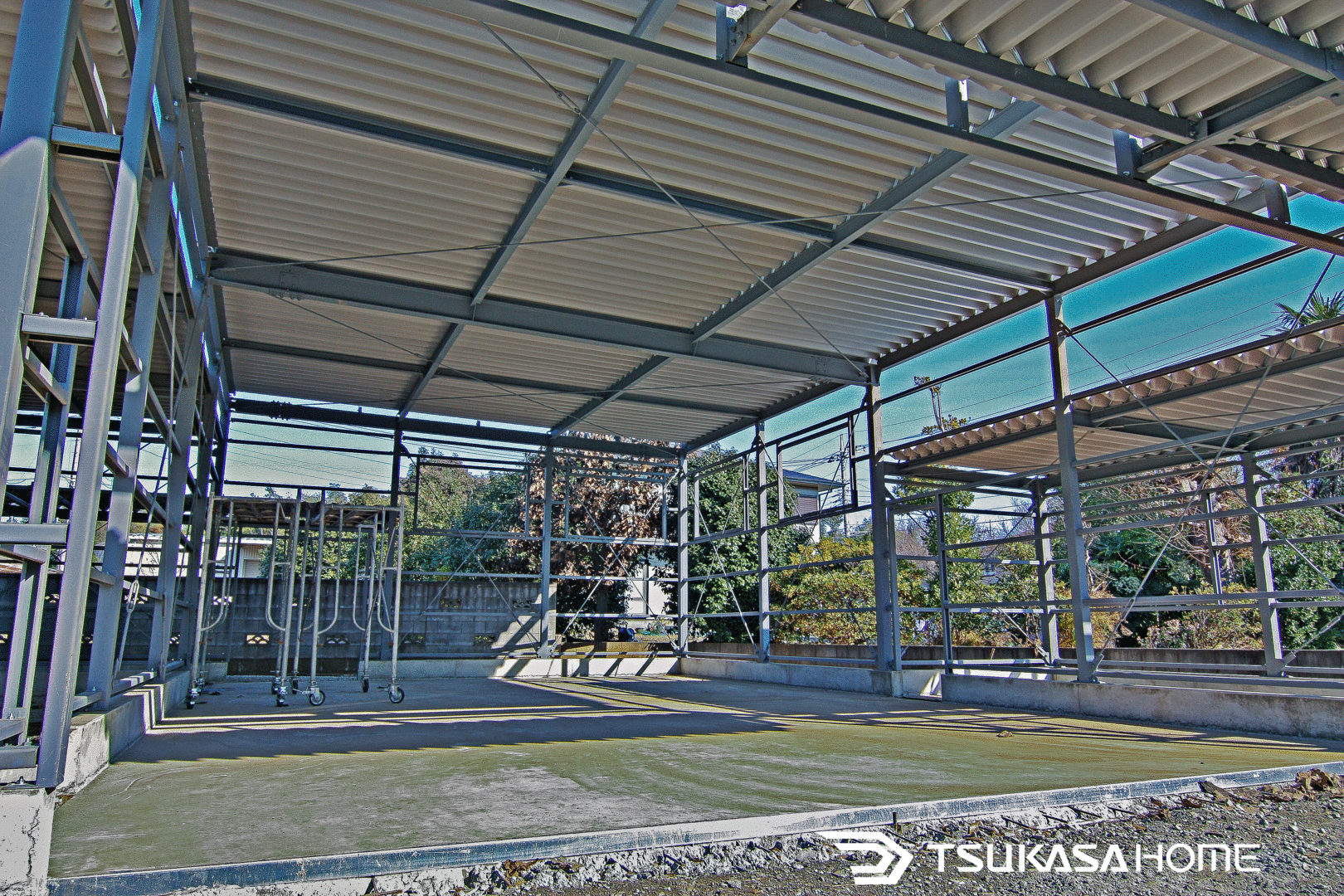 建築中の鉄骨ガレージ内の整備作業スペース(茨城県土浦市)