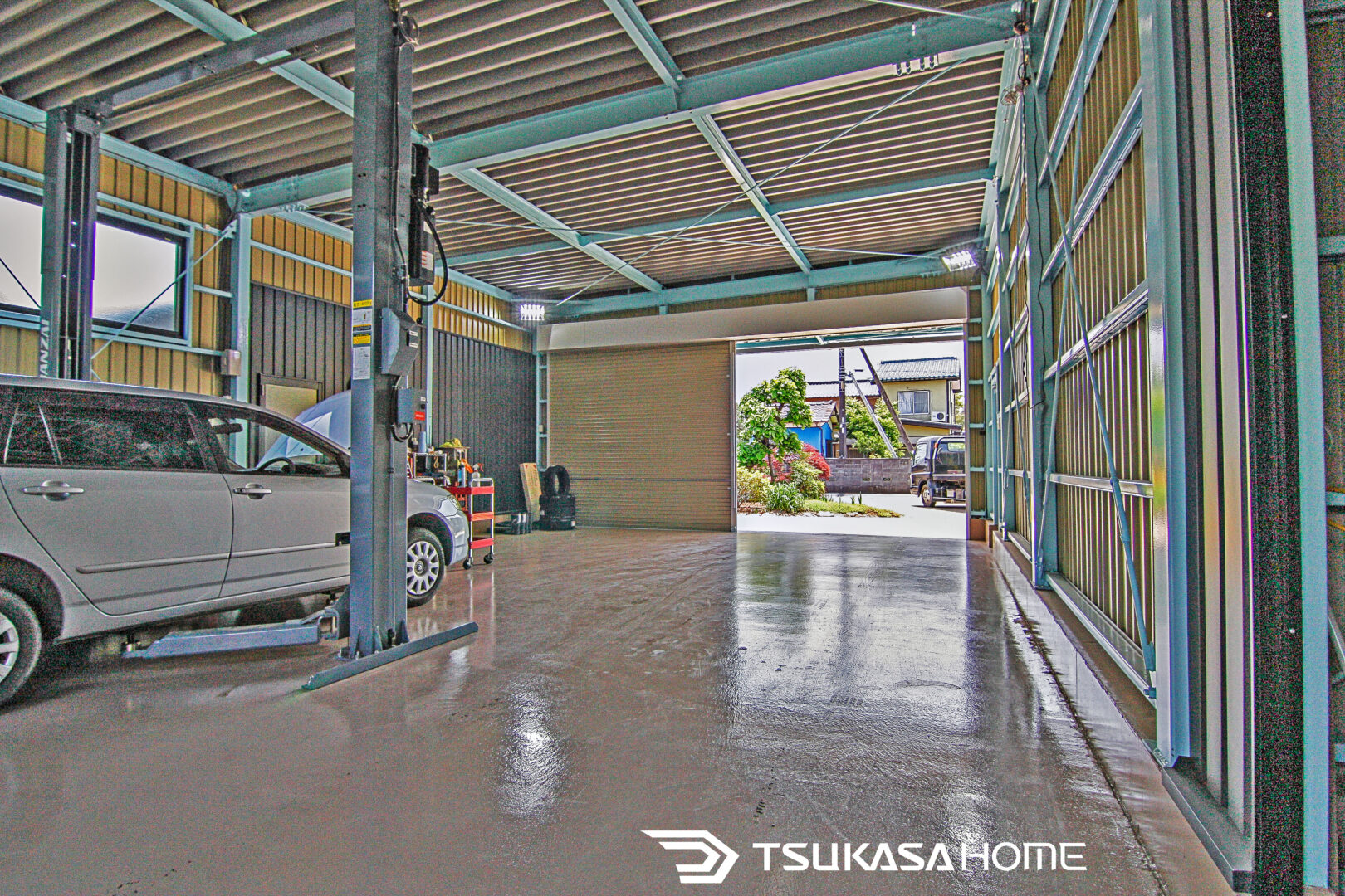 鉄骨造自動車整備工場の広い整備スペース全景(施工例)