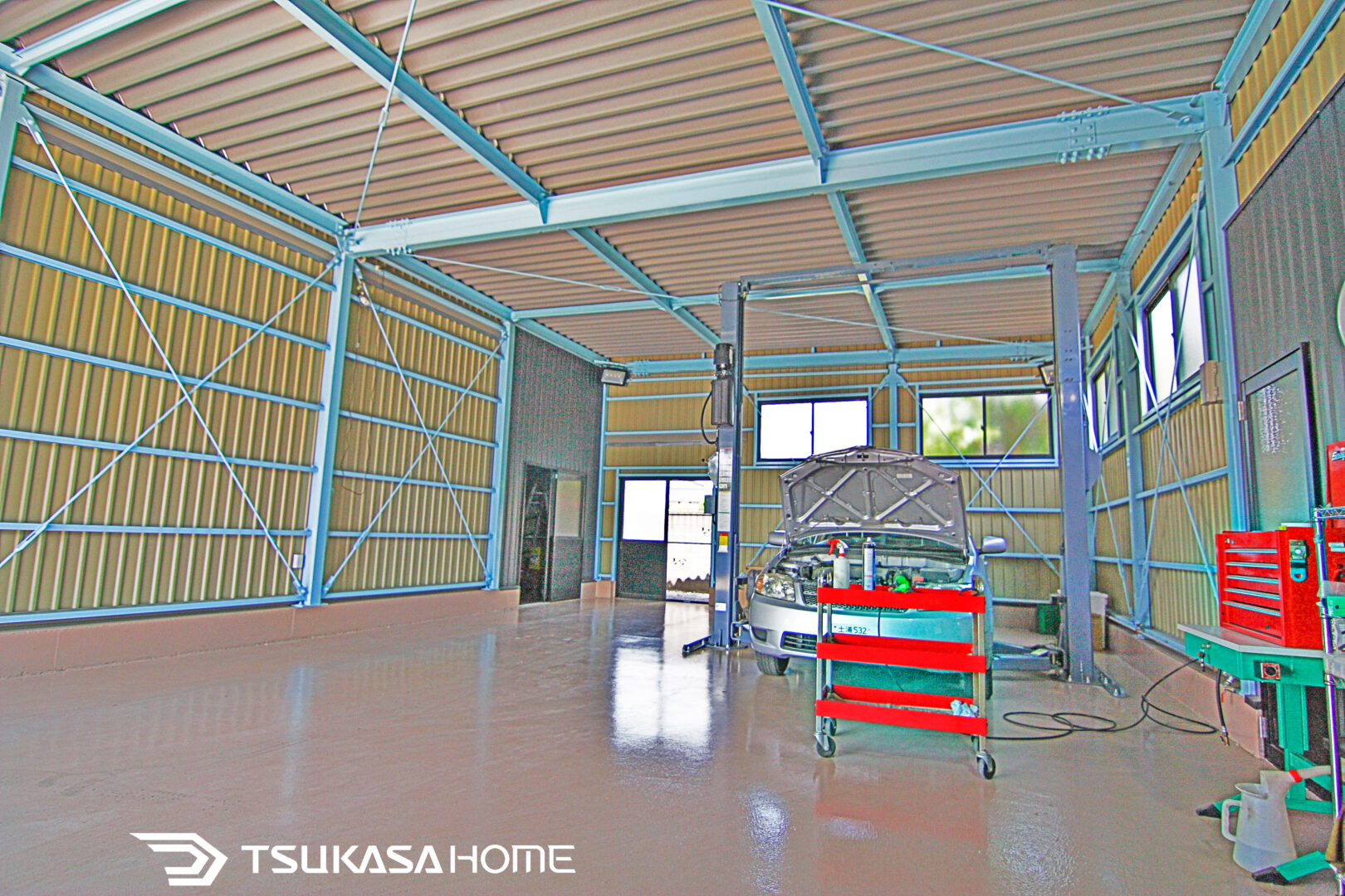 鉄骨ガレージ内部をシャッター側へ向けて撮影(施工例・自動車整備工場)