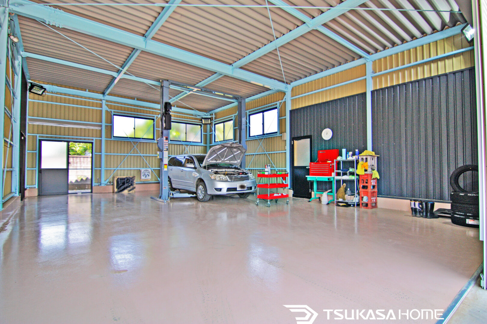 鉄骨ガレージ内部を左側から撮影した整備スペース(施工例)