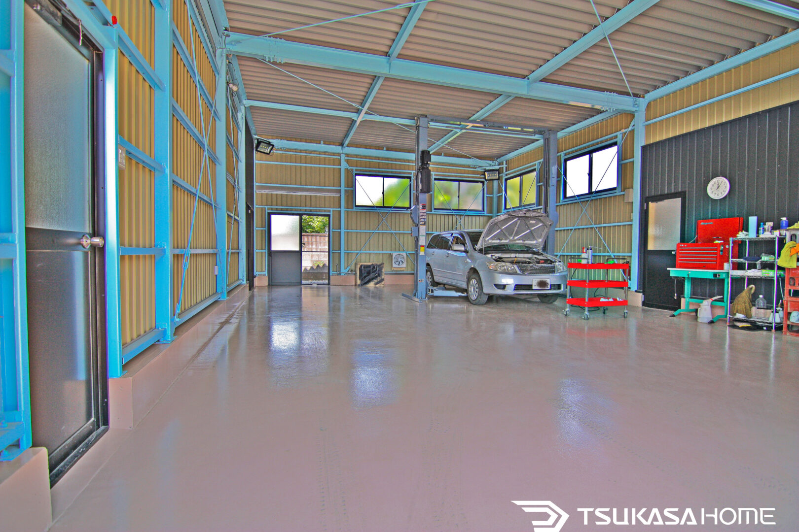 リフト付き鉄骨ガレージ内部整備スペース(施工例・茨城県土浦市)
