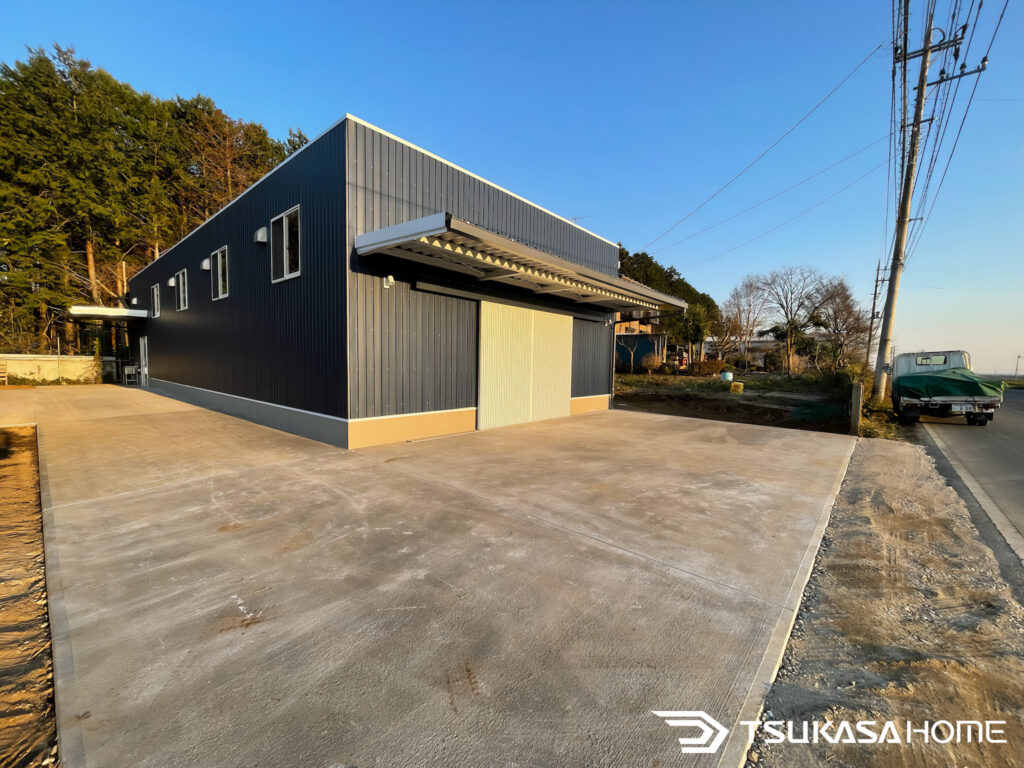 茨城県石岡市に建築した6台駐車の大型鉄骨ガレージと併設した事務所外観画像