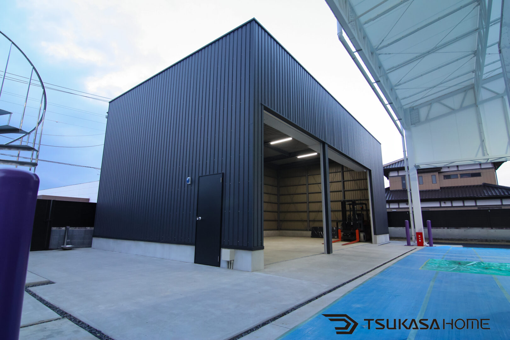 茨城県潮来市の天井高さのある黒い倉庫外観施工事例