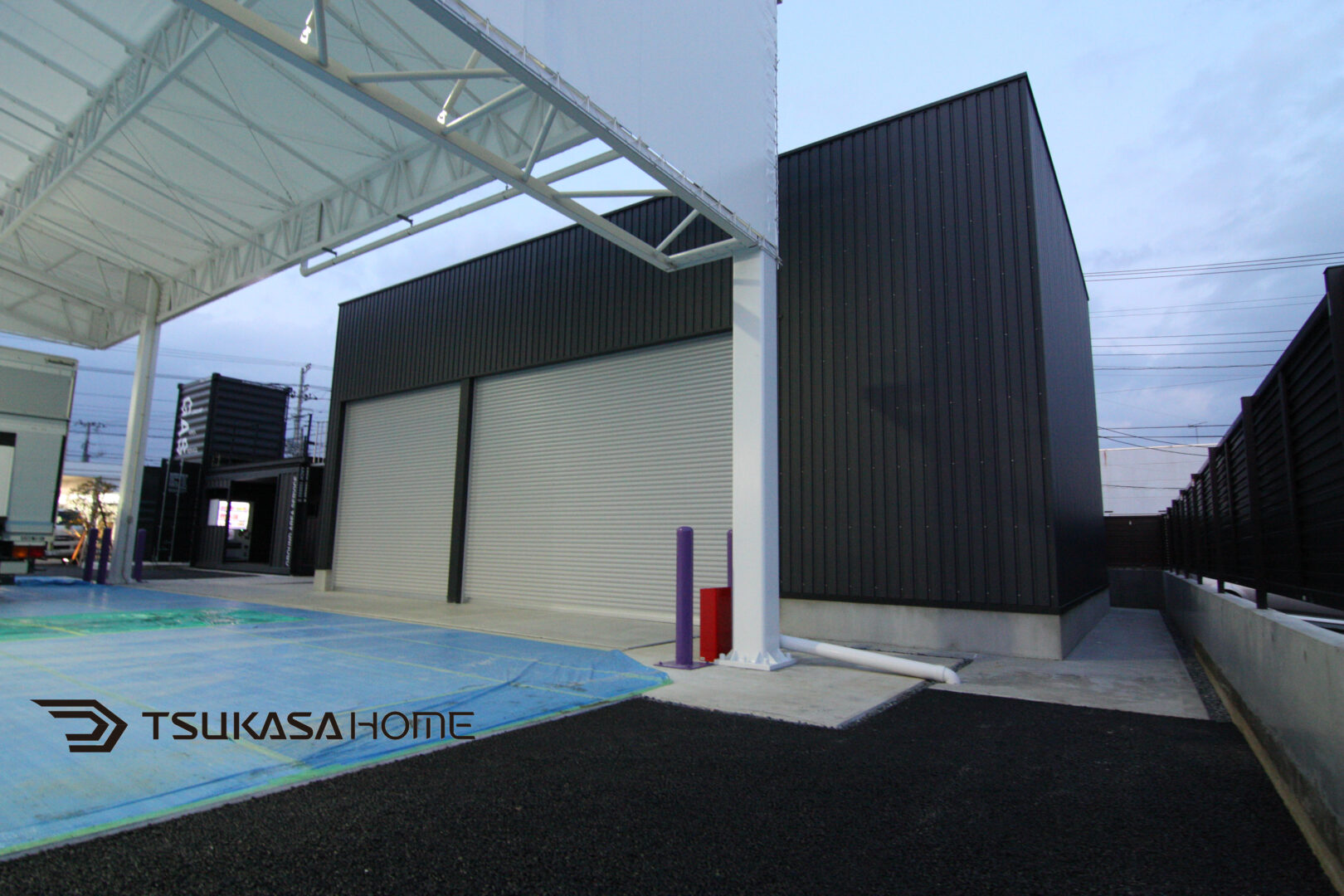 潮来市に施工した天井高さのある黒い大型倉庫外観画像　側面