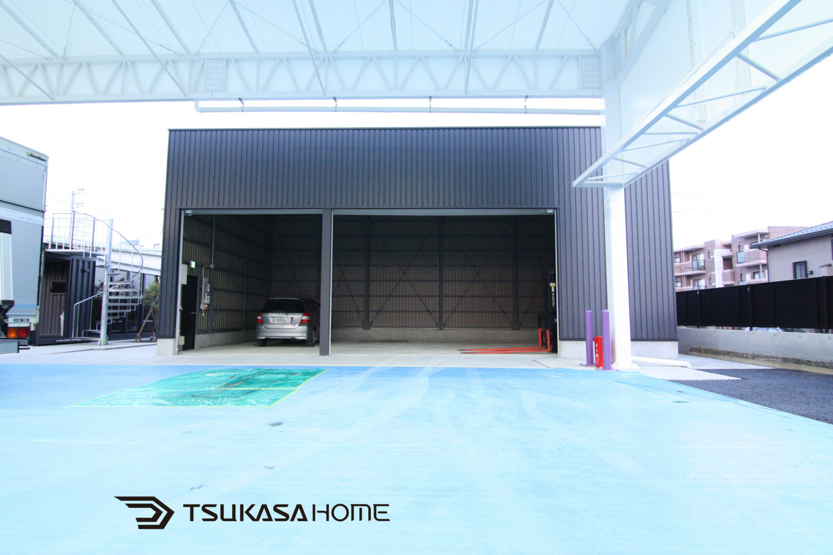 車3台はゆったりと駐車できる大型倉庫内部の画像