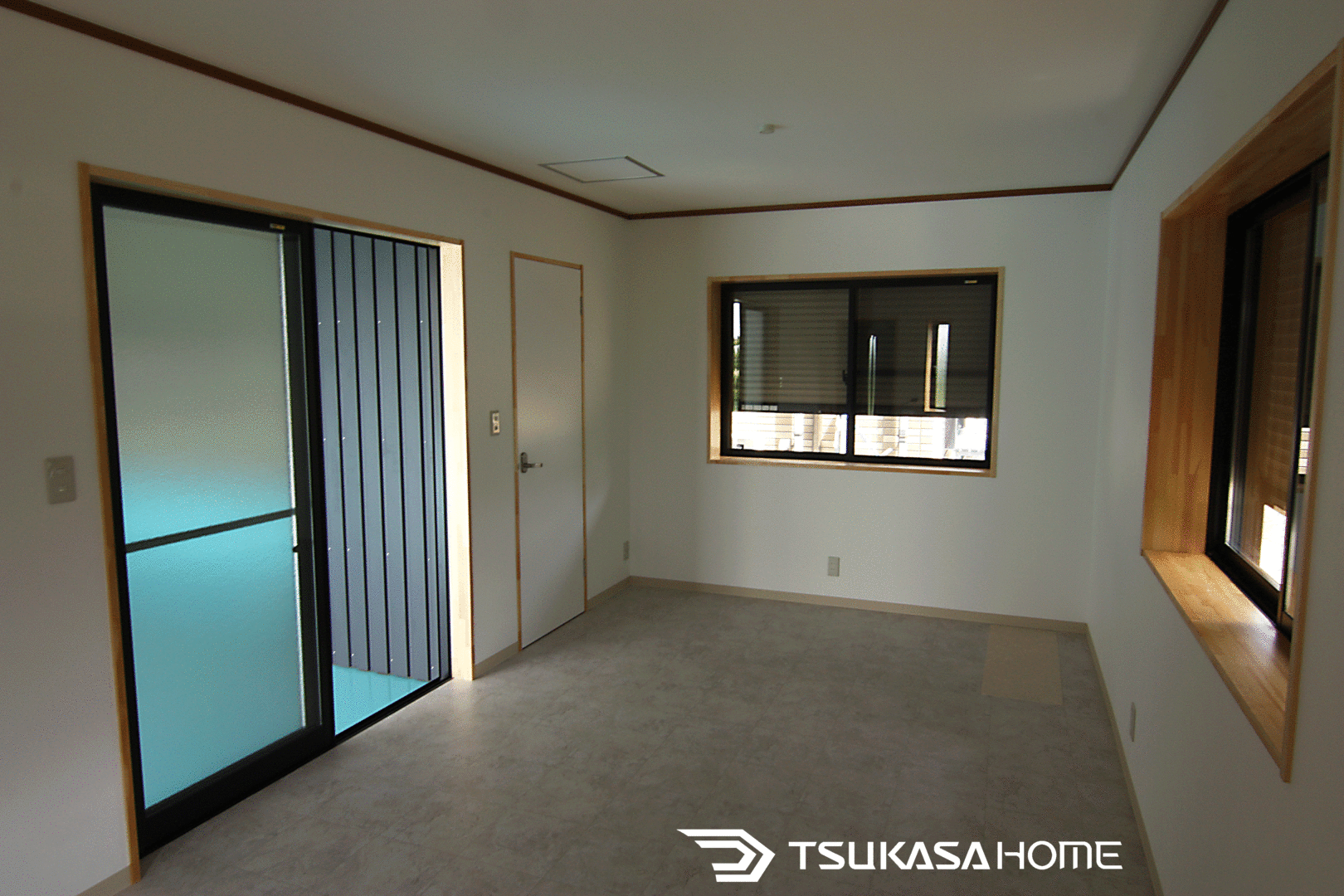 自然光が差し込む大きな窓のある鉄骨倉庫ガレージ内観