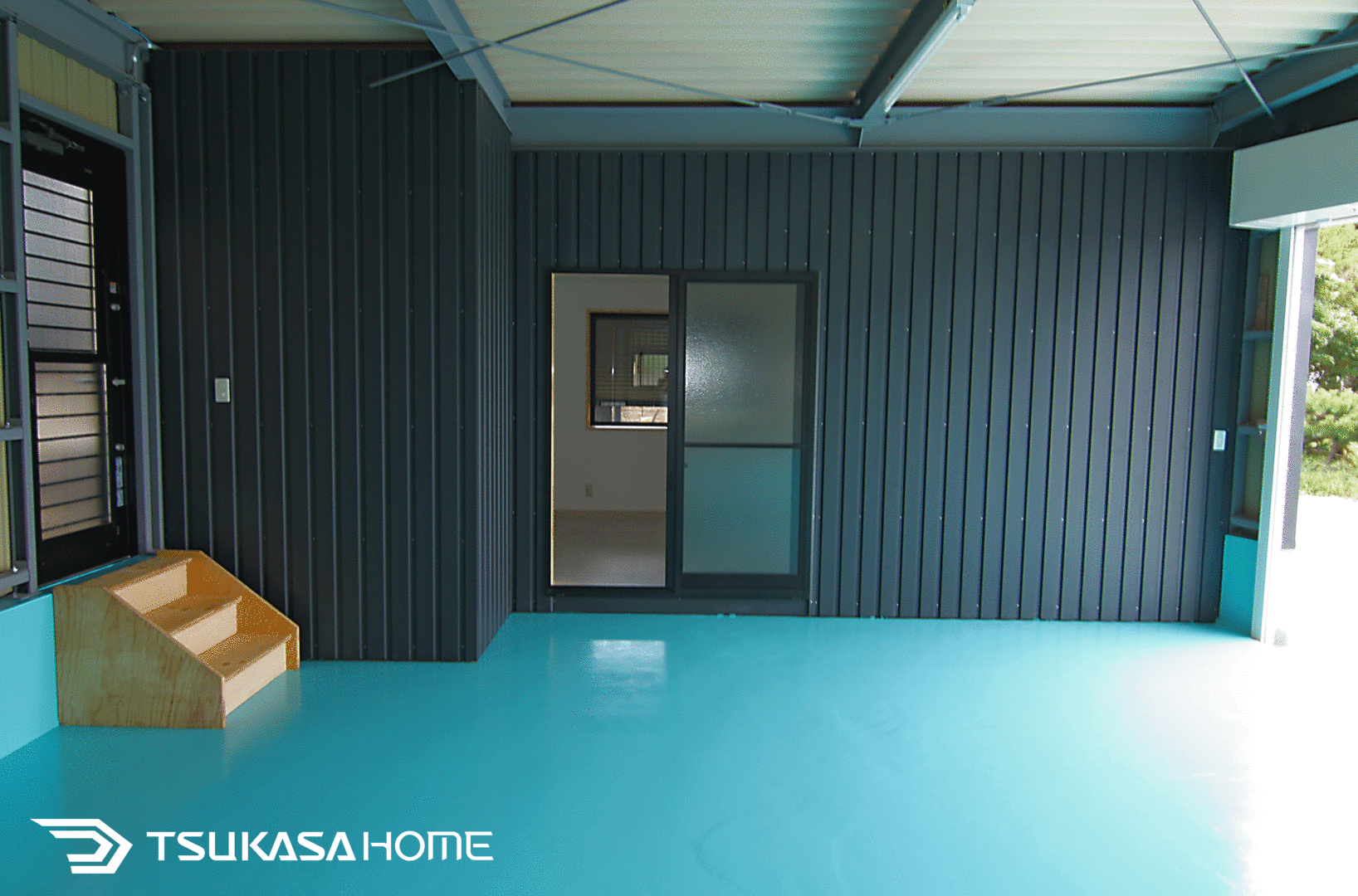 工具や車両が収まる広い内装を持つ鉄骨ガレージ倉庫