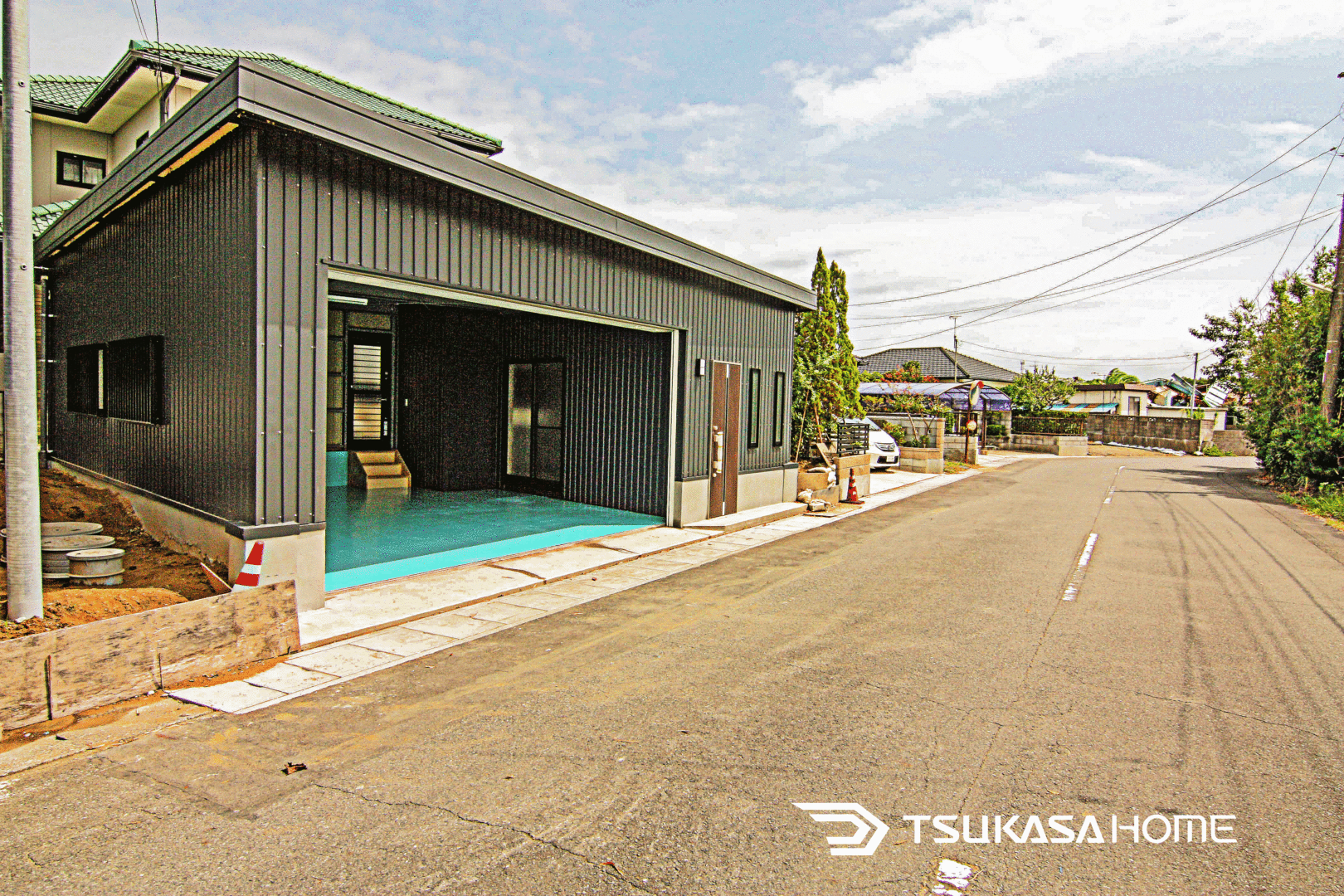 大型シャッターを備えた鉄骨倉庫の外観（店舗兼用）