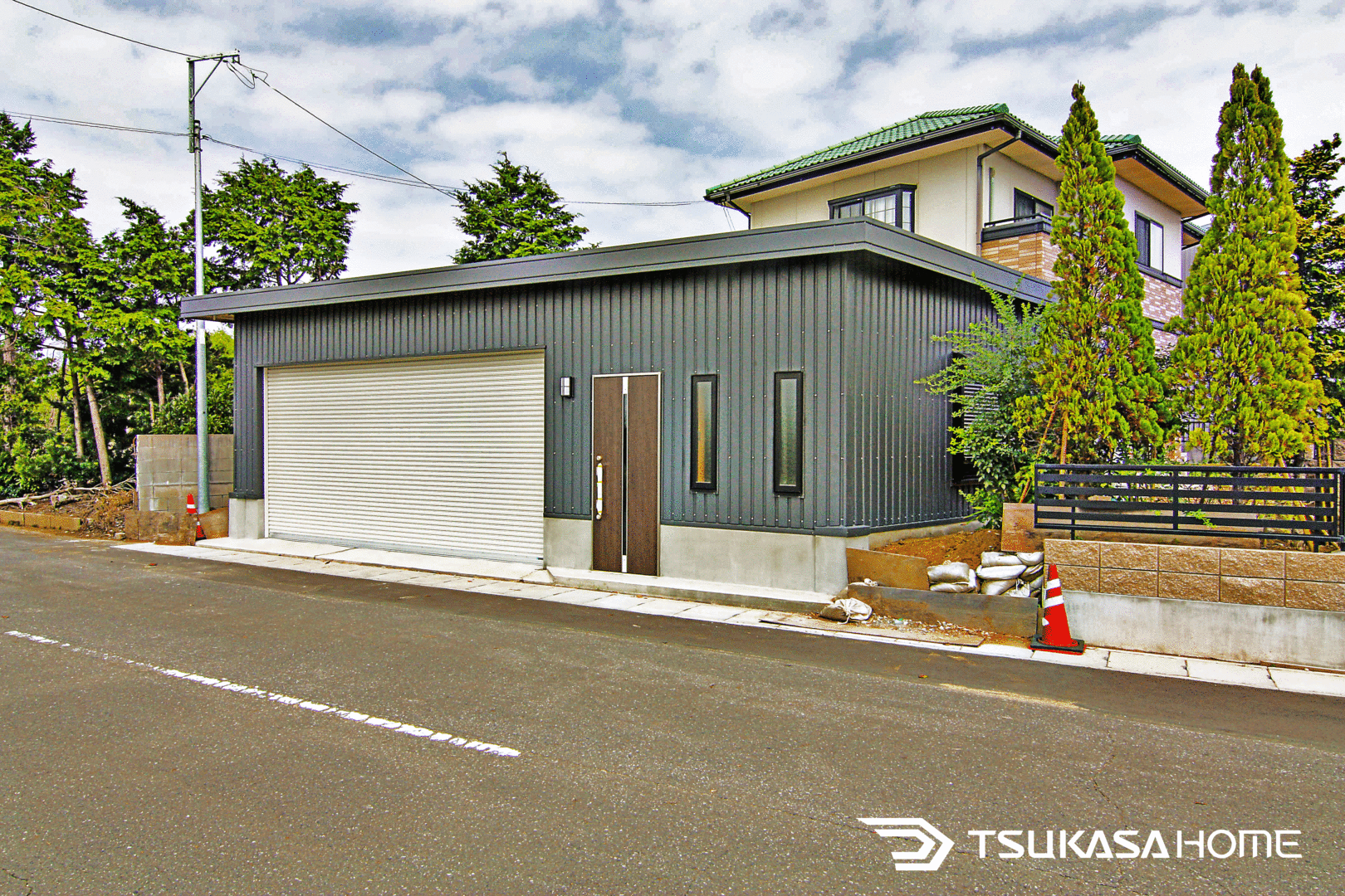 店舗としても使える鉄骨ガレージ倉庫の外観デザイン