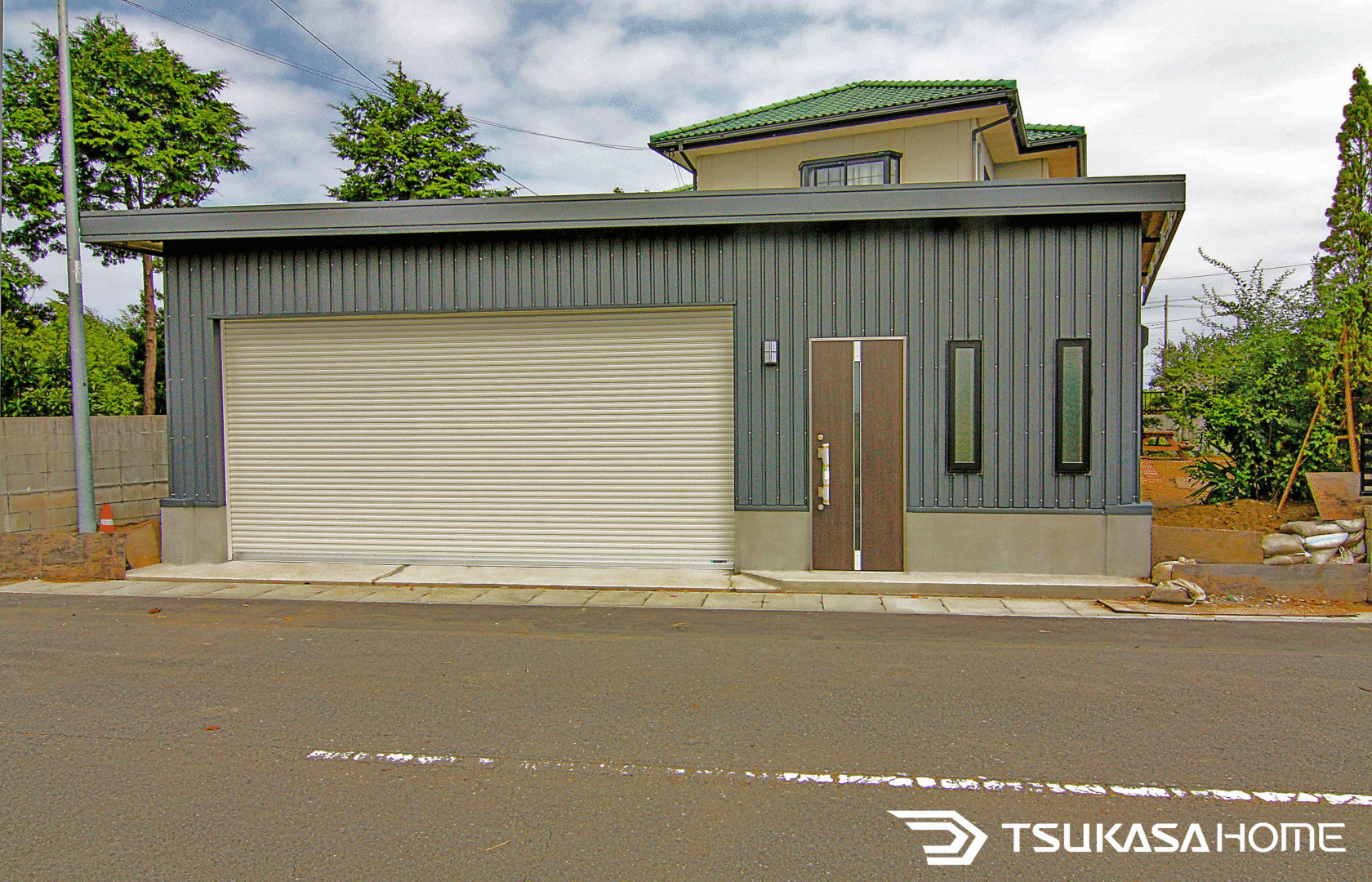 鉄骨造のシャッター付きガレージ車庫と事務所の外観