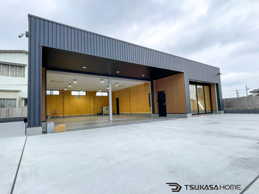 茨城県水戸市で建築した4台駐車の大型鉄骨ガレージと併設する店舗の外観画像