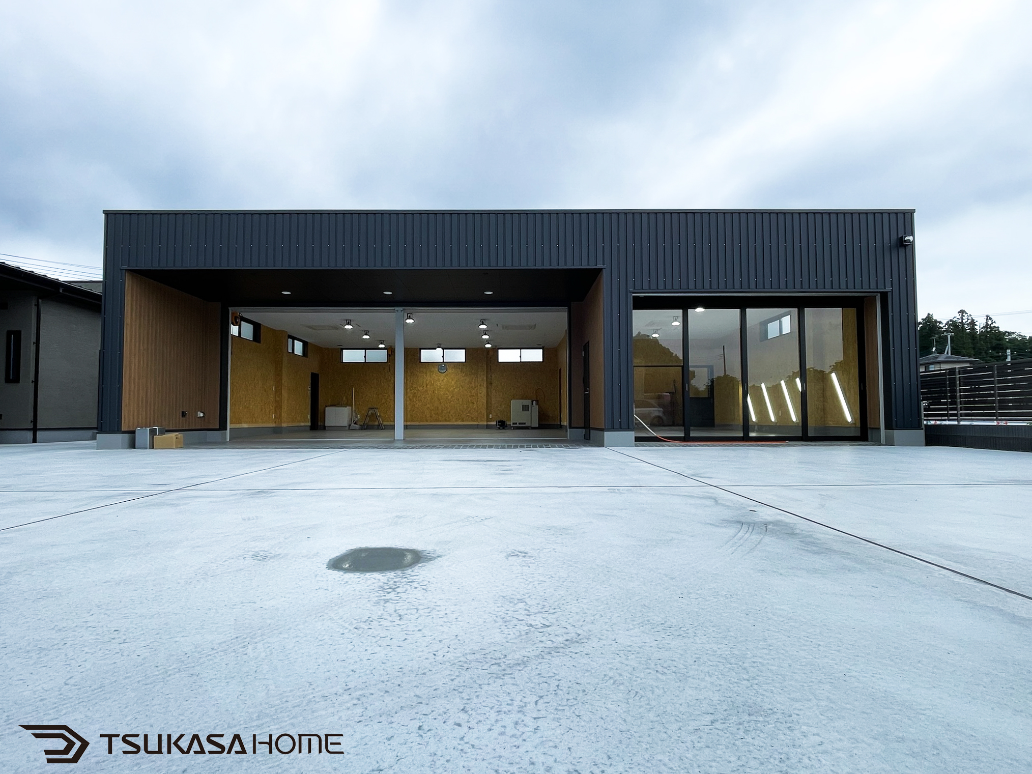 茨城県水戸市で建築した艶消しブラックのおしゃれでかっこいい大型倉庫と作業場を兼ねた店舗の外観画像