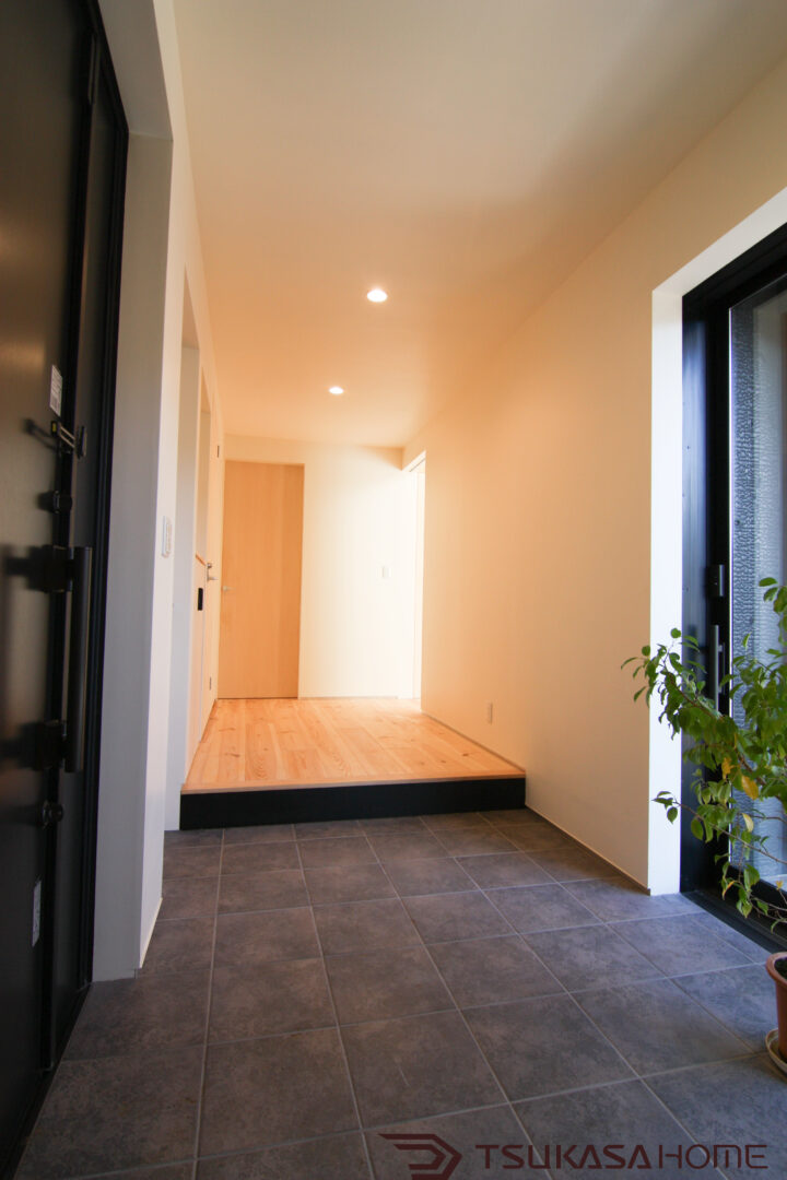自然光が差し込む玄関ホール｜土浦 焼杉平屋の内観