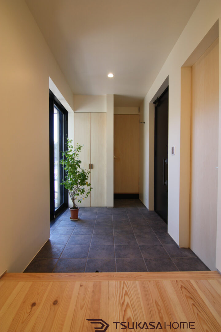来客時も安心の玄関動線 焼杉張り平屋の内観 土浦