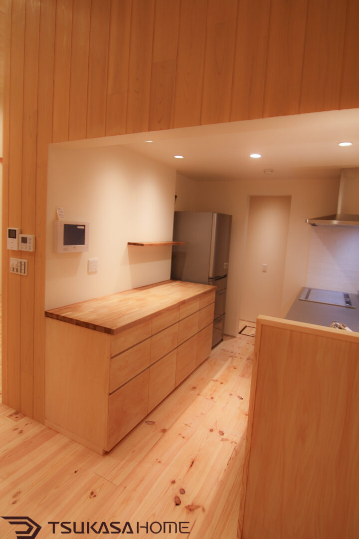 生活感を見せにくい造作キッチンの腰壁｜土浦 中庭付き平屋住宅