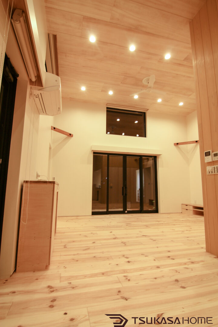 夜のリビングから中庭へつながる開放的な設計｜茨城県土浦市 平屋