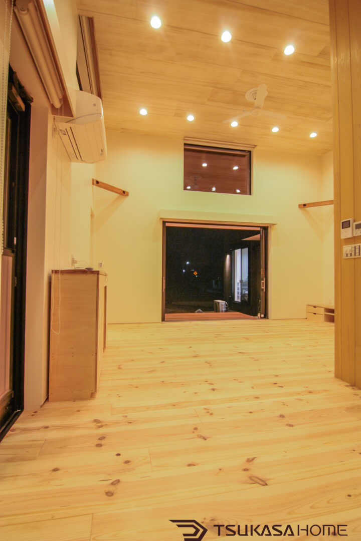 木の温かみを感じる夜の勾配天井LDK｜土浦 中庭付き平屋