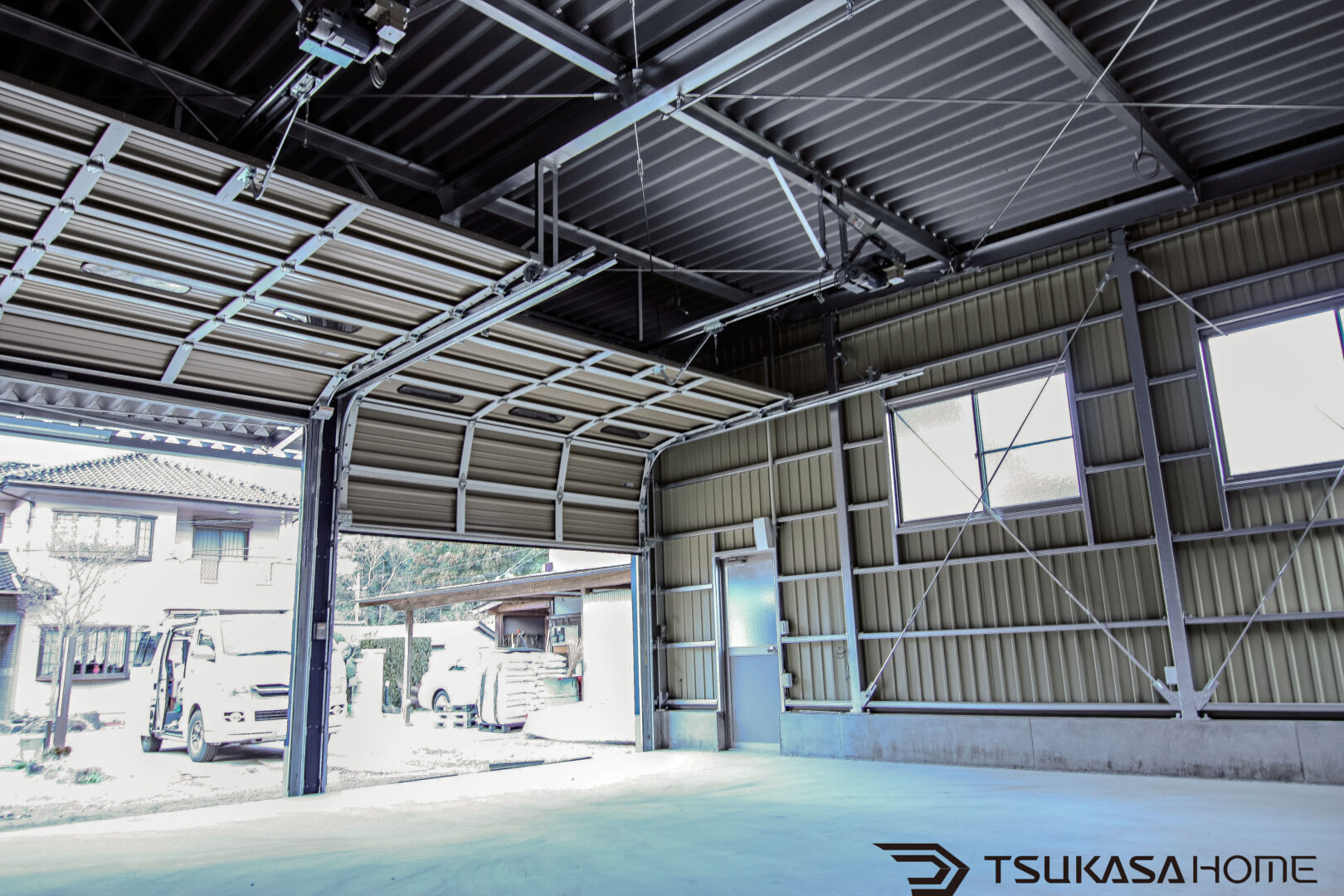 大型シャッター付きの鉄骨倉庫ガレージ内観｜車庫や倉庫として利用可能