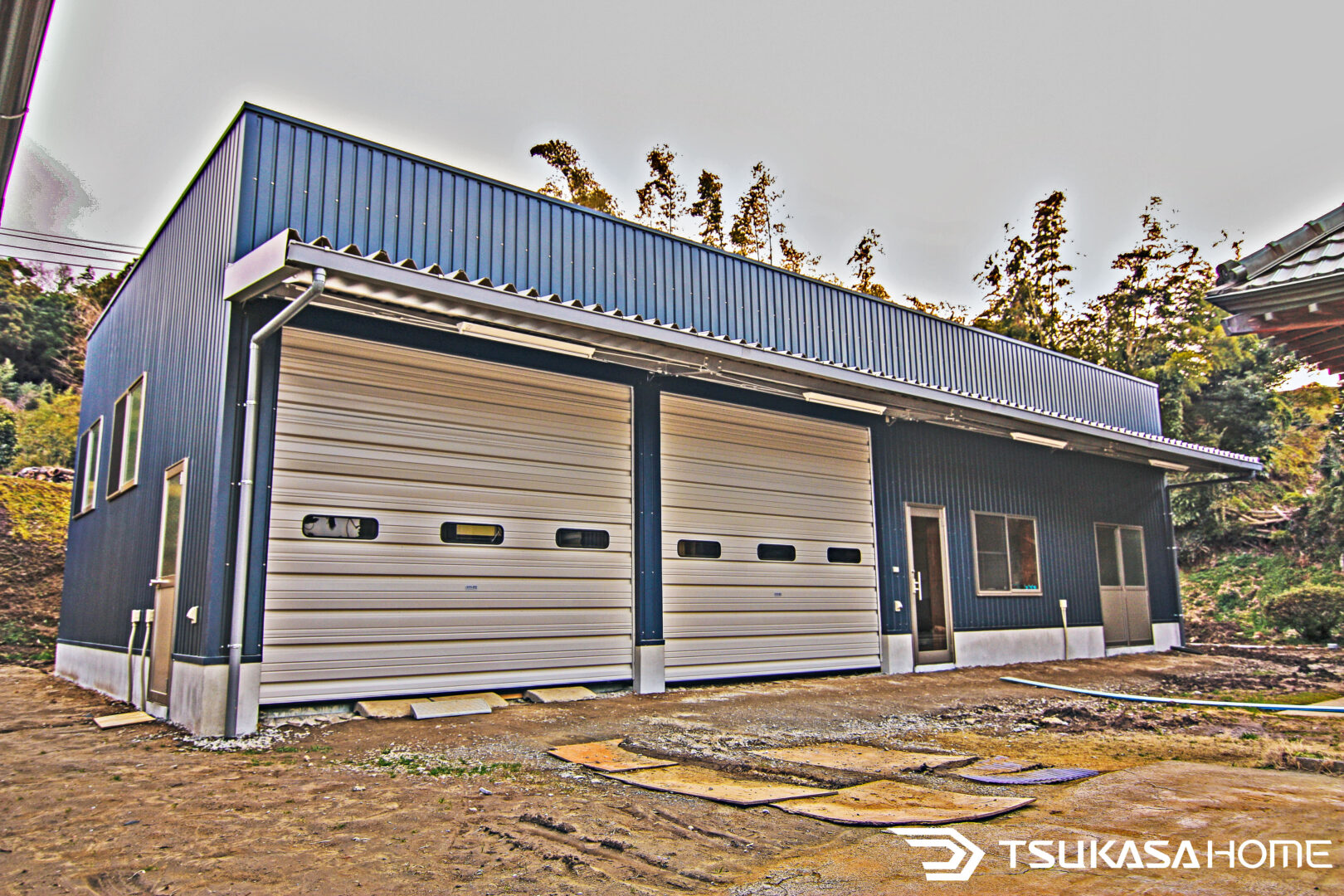 鉄骨倉庫ガレージの外観施工例｜スタイリッシュなデザインと耐久性