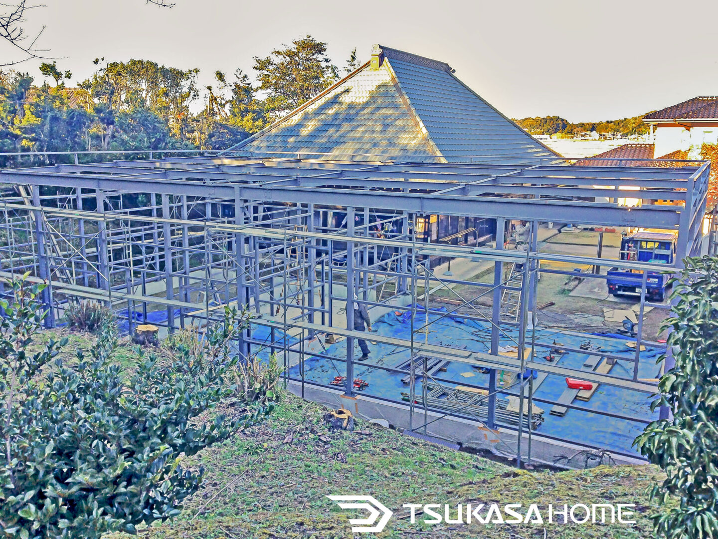 鉄骨倉庫ガレージの施工途中の様子｜鉄骨フレームの建築工程