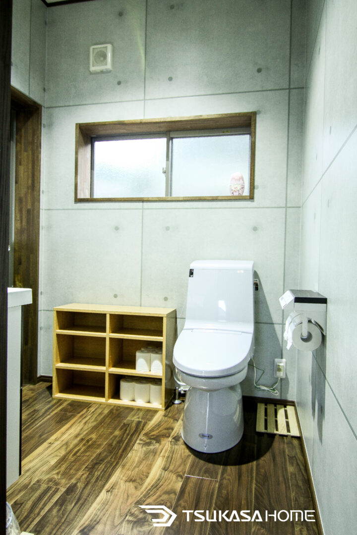 鉄骨倉庫ガレージ内に設けられた清潔感あるトイレ空間