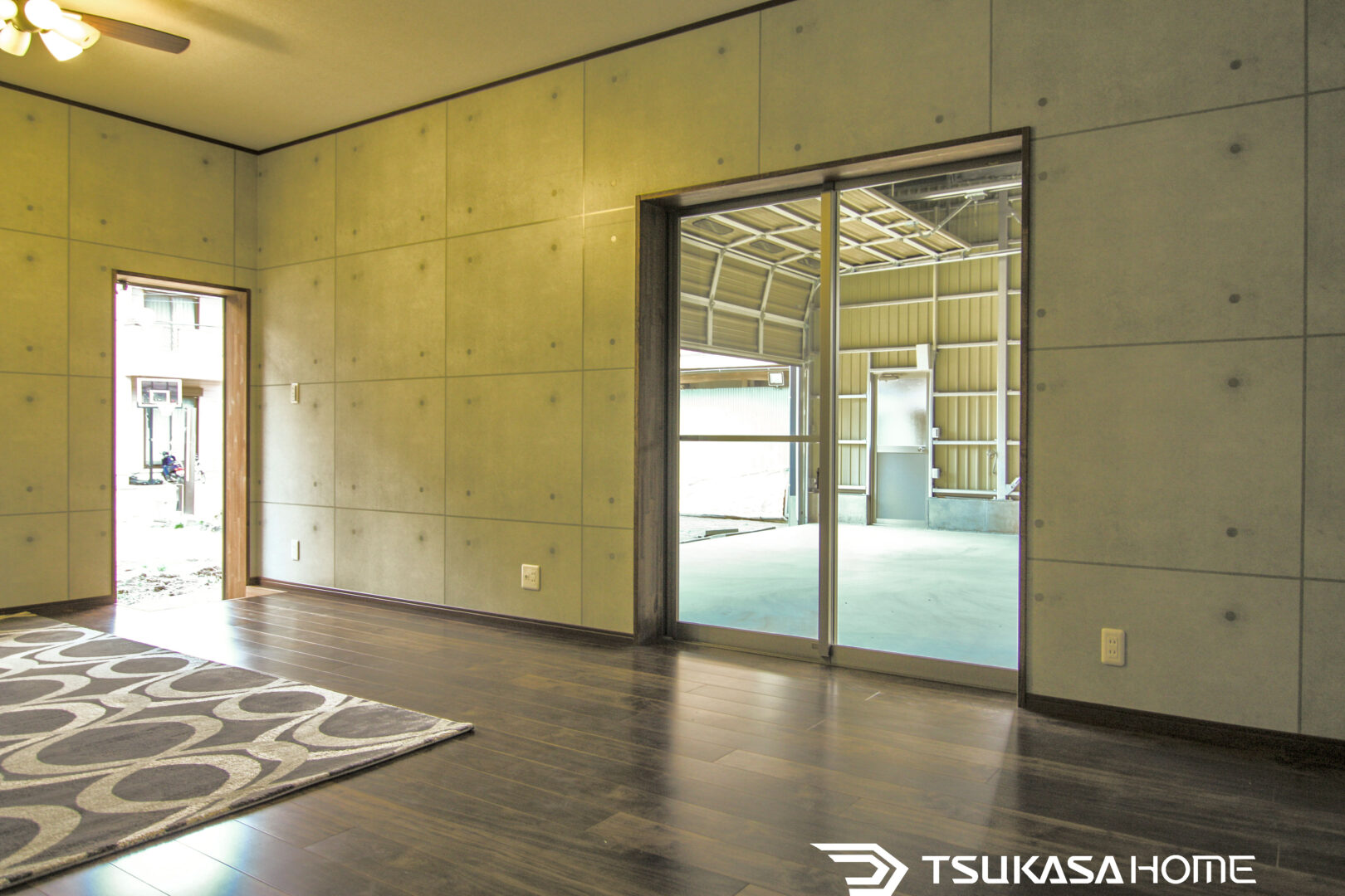 鉄骨倉庫ガレージと繋がるホビールーム施工例｜室内からガレージを見渡せる空間