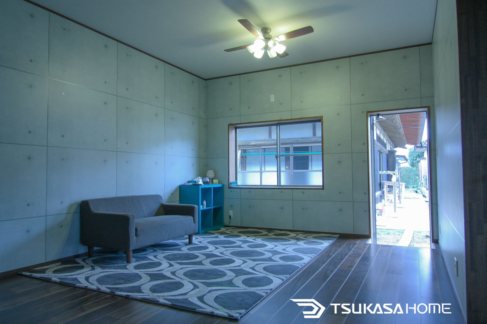 窓から光が差し込む鉄骨倉庫ホビールームの施工事例