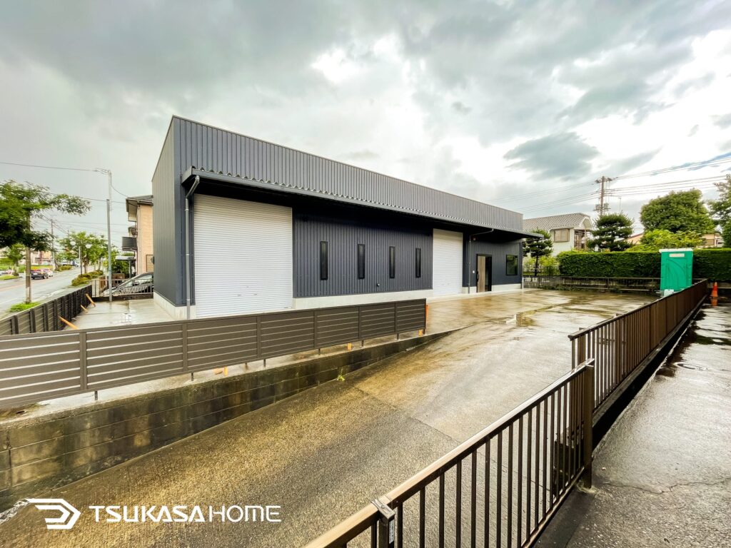 茨城県境町に建築した2駐車の鉄骨ガレージ倉庫と併設する事務所外観画像