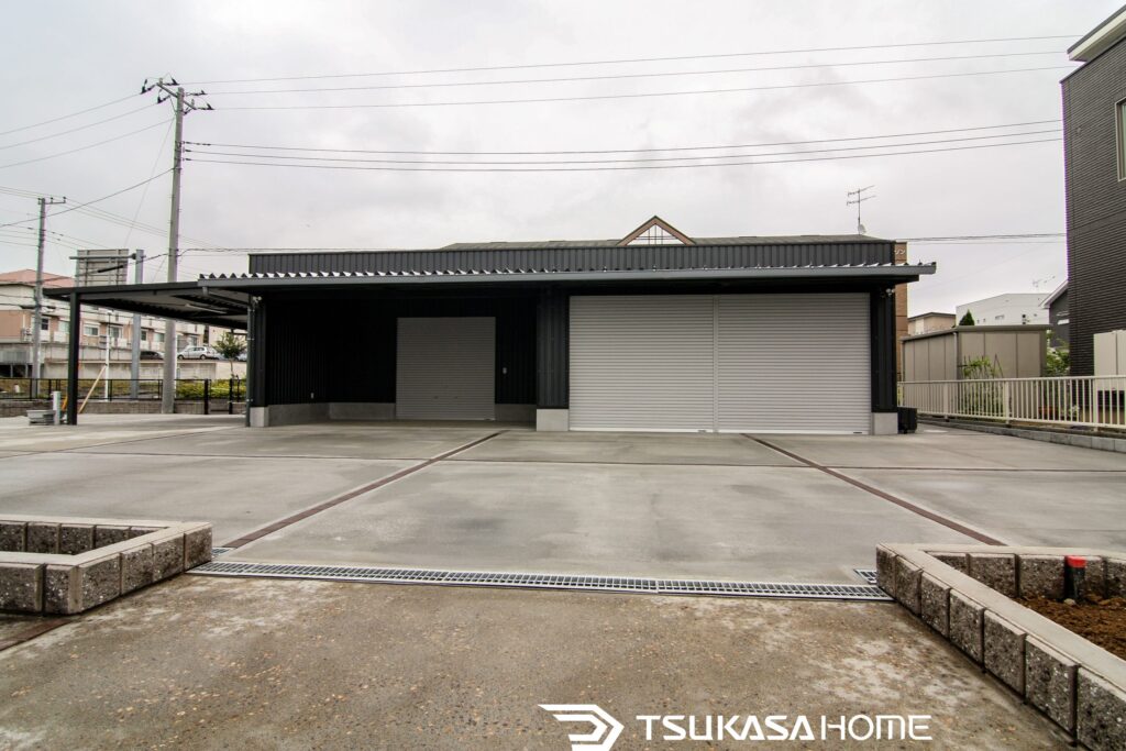 茨城県行方市に建築した6台駐車の鉄骨ガレージカーポート倉庫の外観画像