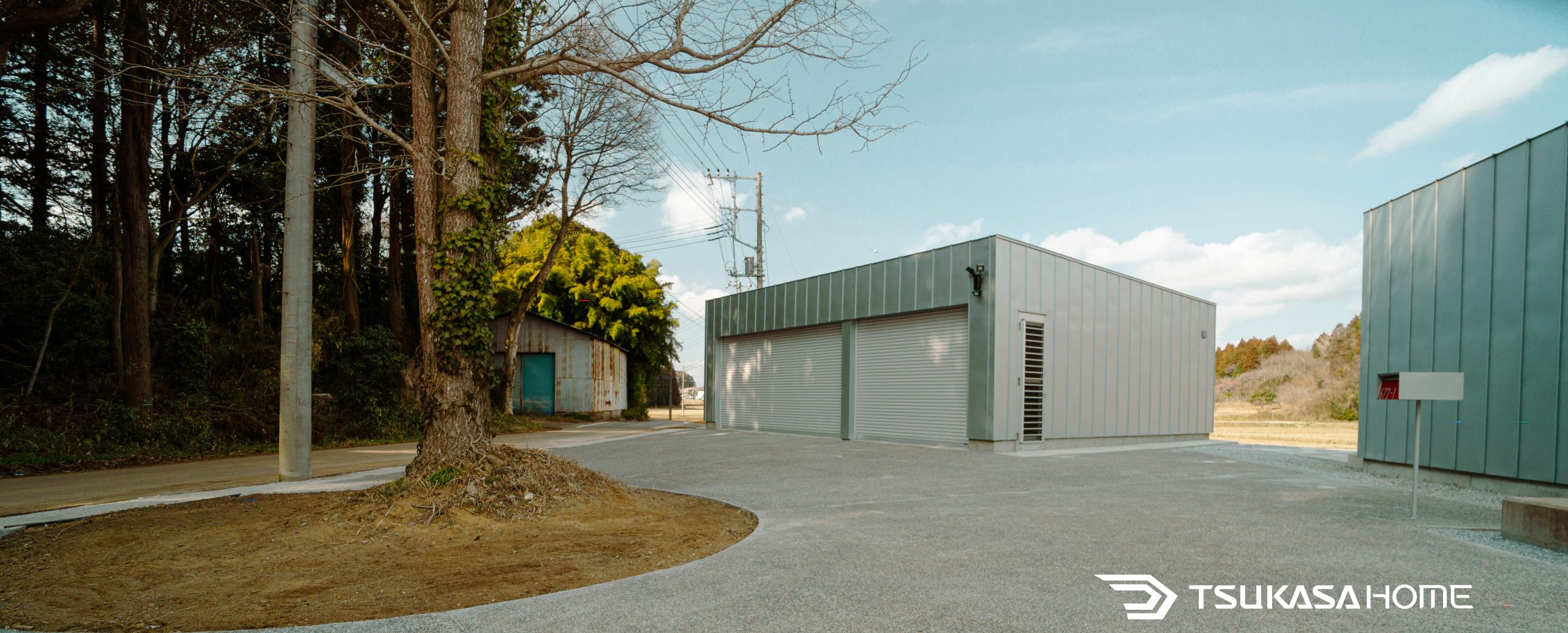 千葉県や茨城県でオーダーメイド設計したシャッター付きカスタムガレージの外観。倉庫や事務所併用にも対応できる車庫建築