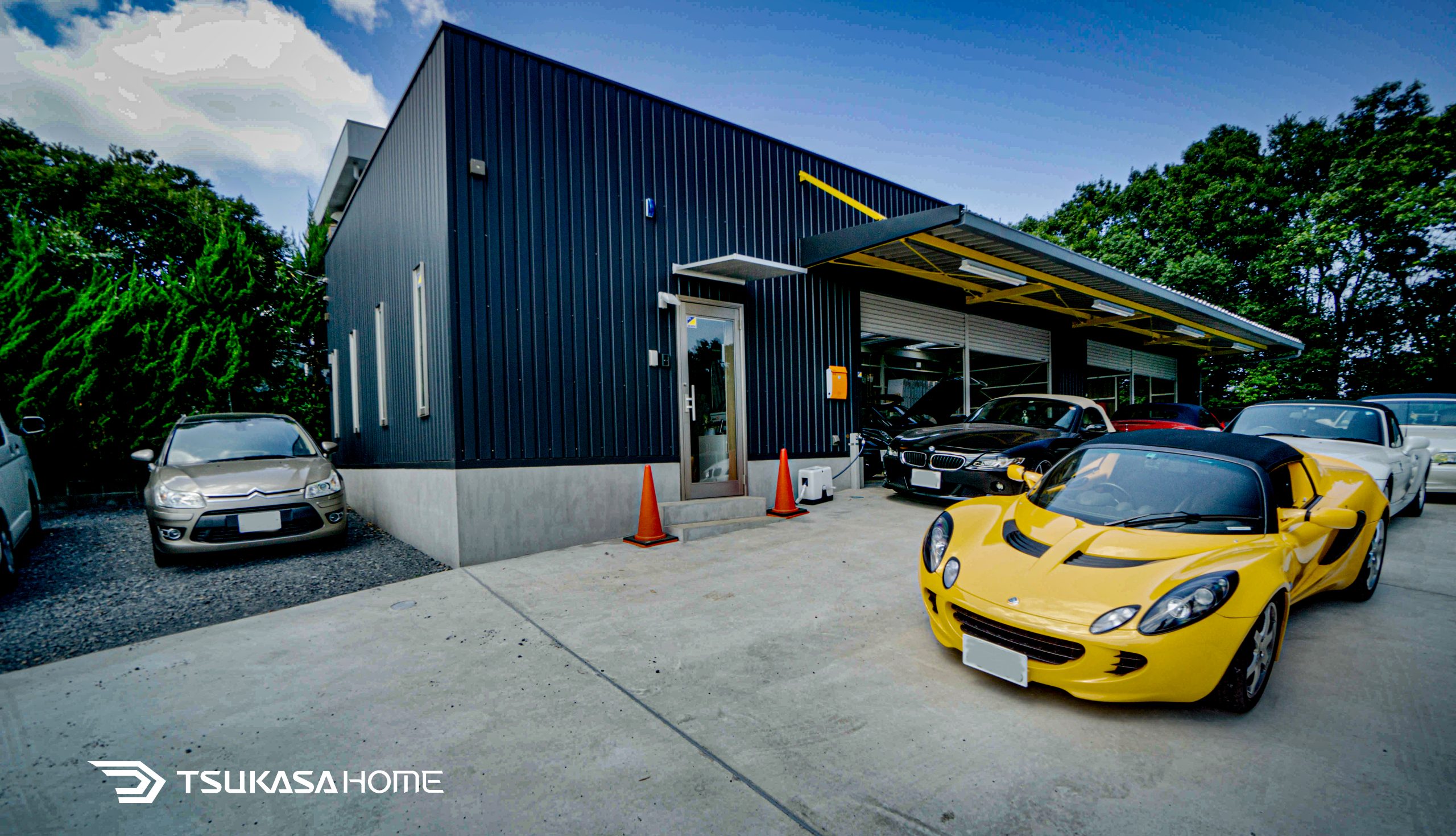 千葉県千葉市で施工したおしゃれでかっこいい4台駐車できる作業場と店舗を併設した黒い店舗兼作業場の外観画像