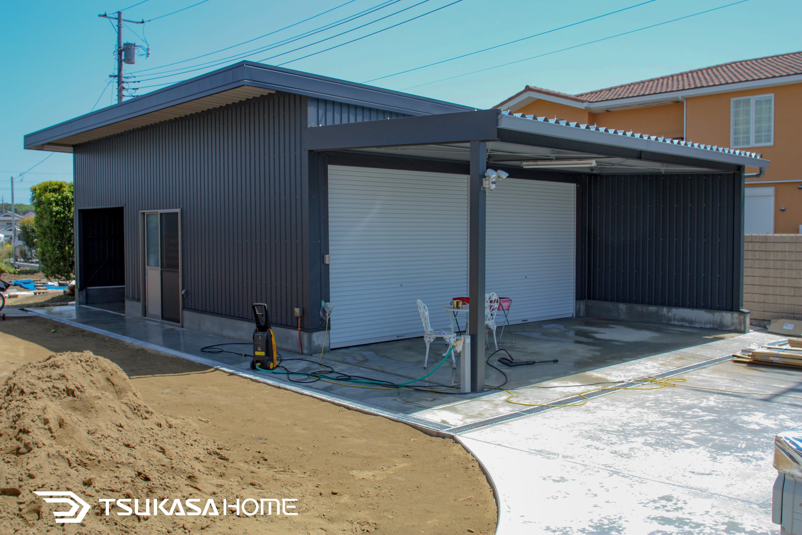 千葉県船橋市で建築したおしゃれでかっこいい黒い鉄骨車庫ガレージ倉庫・テラス付の外観画像