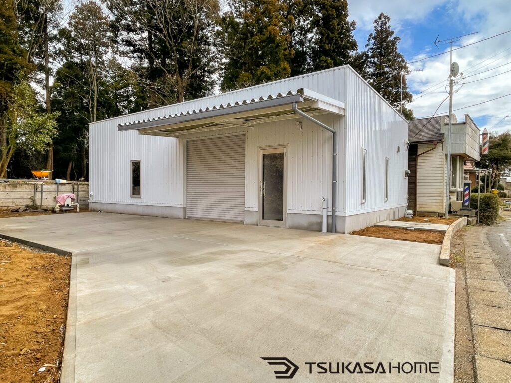 茨城県鹿嶋市に建築した1台駐車の鉄骨ガレージと併設した事務所倉庫外観画像