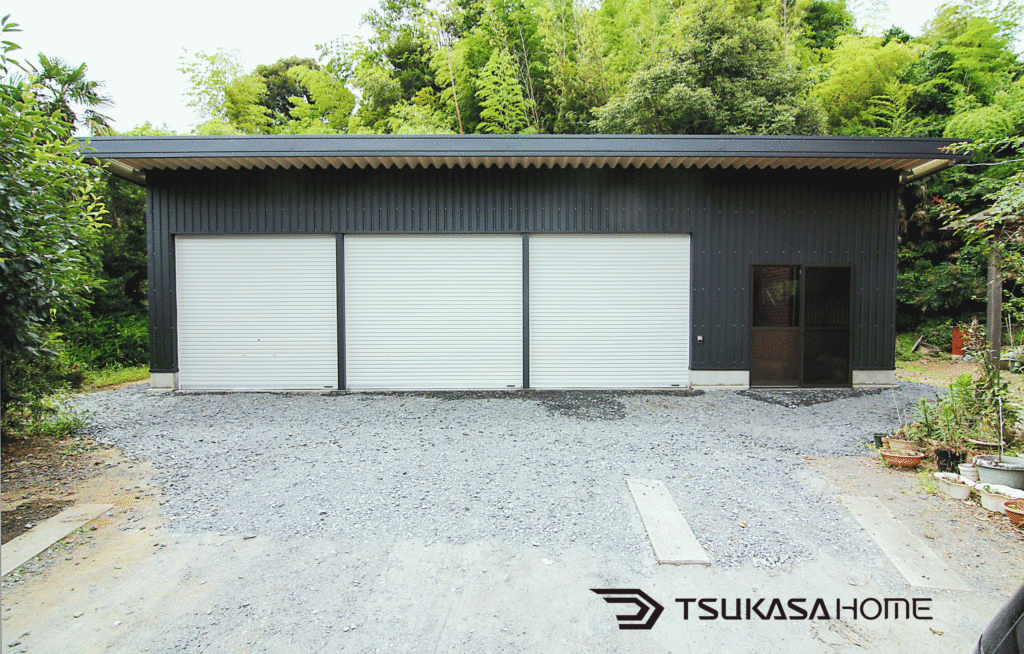 茨城県古河市で建築した3台駐車の鉄骨ガレージと併設する倉庫の外観画像