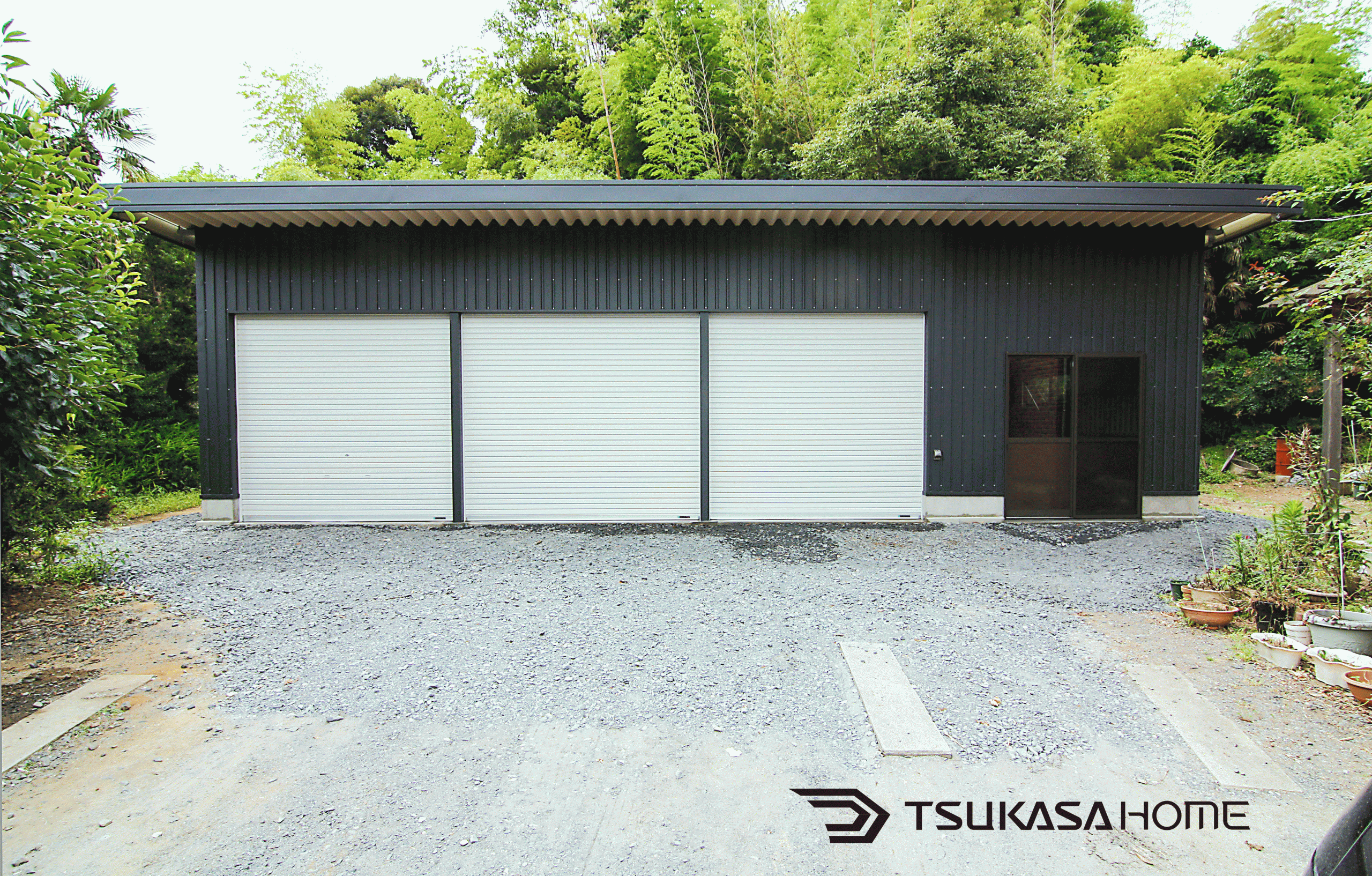 千葉県山武市で建築したおしゃれでかっこいい黒い3台駐車の車庫ガレージ倉庫の外観画像