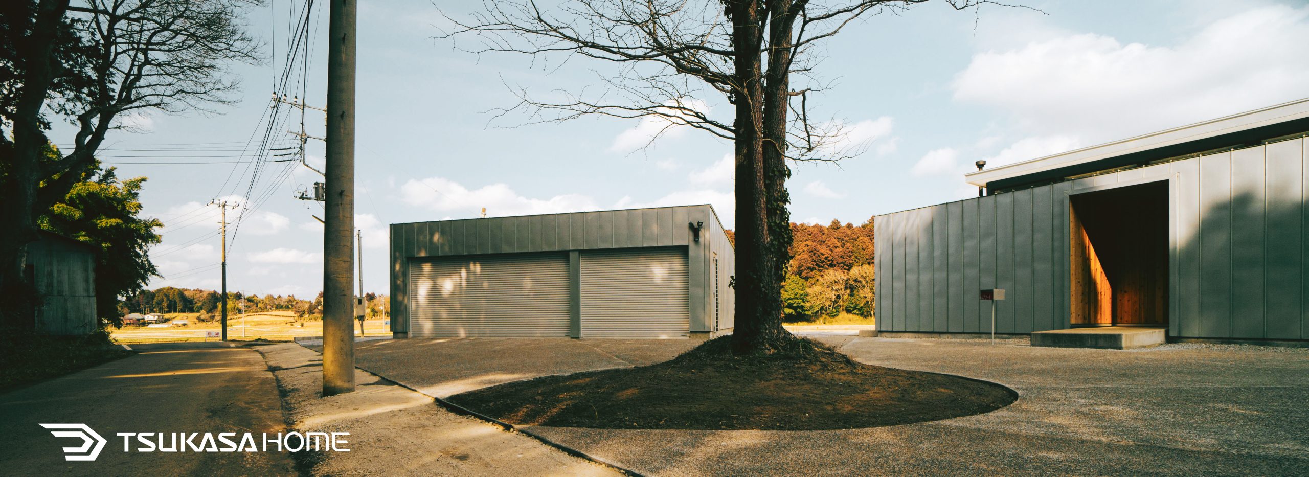 千葉県富里市で施工した鉄骨外断熱3台駐車の高級車庫ガレージ倉庫を正面から見たシルバーの外観画像