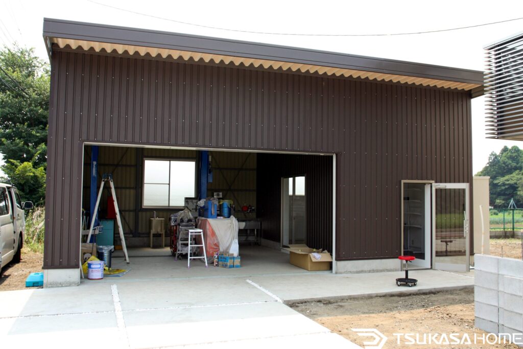 茨城県八代町に建築した2台駐車の鉄骨ガレージと併設するホビールーム外観画像