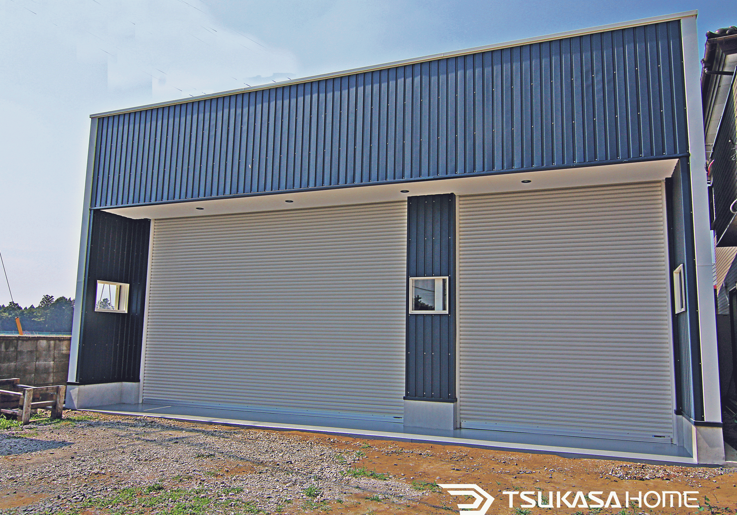 茨城県小美玉市で施工したおしゃれでかっこいい4台駐車。紺色の外壁張りの車庫ガレージ倉庫の外観画像