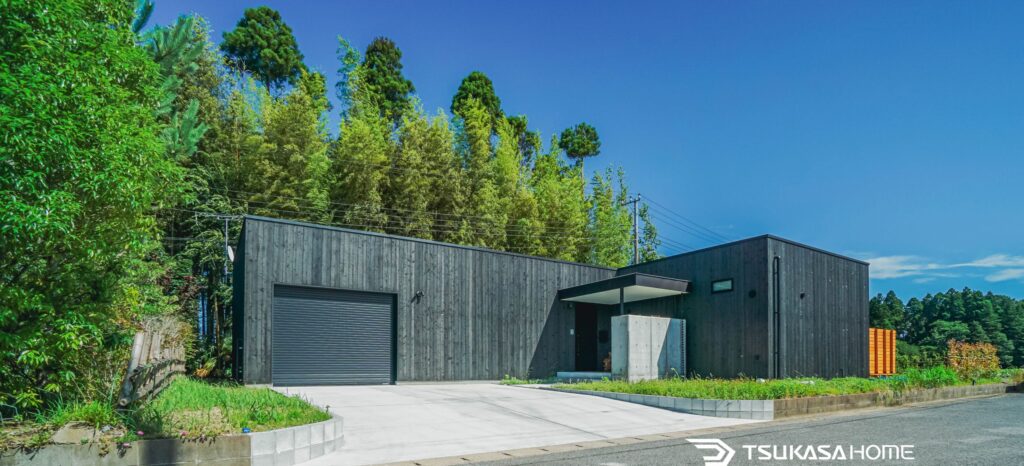 茨城県河内町に建築した1台駐車の木造ガレージハウスと併設するアトリエ外観画像
