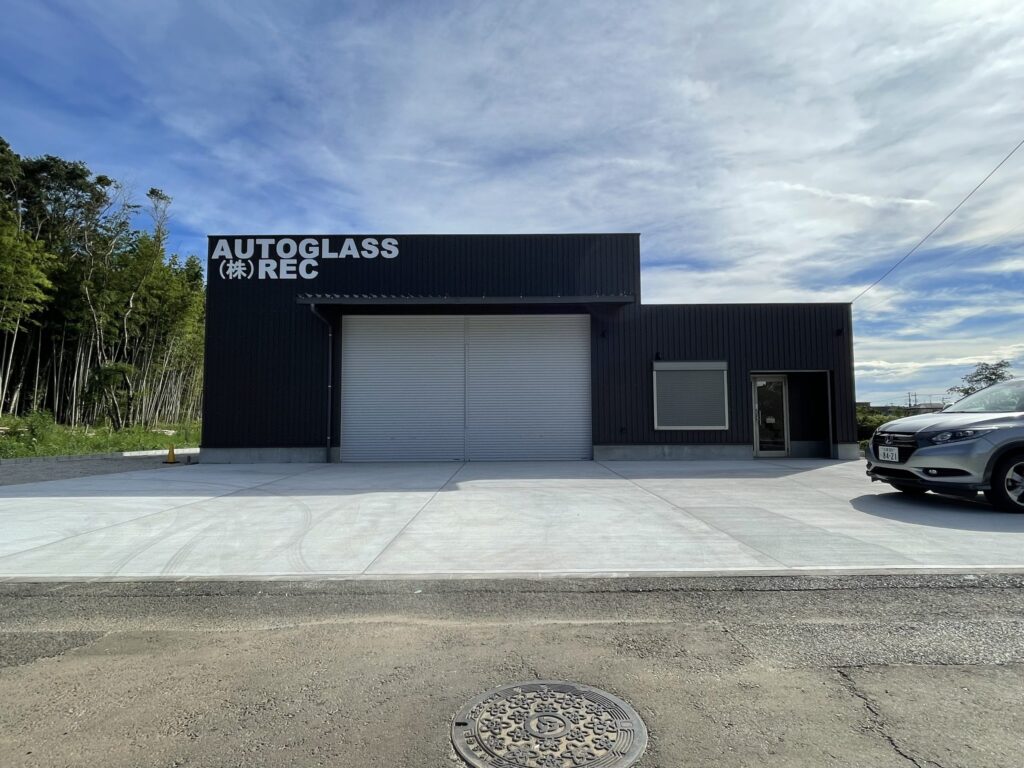 茨城県阿見町で建築した4台駐車の大型鉄骨ガレージと併設した事務所・店舗の外観画像