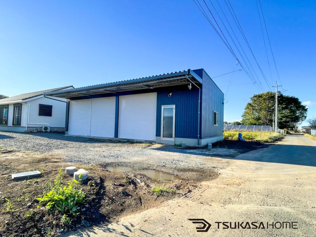 茨城県筑西市で建築した3台駐車の鉄骨ガレージと併設する事務所外観画像