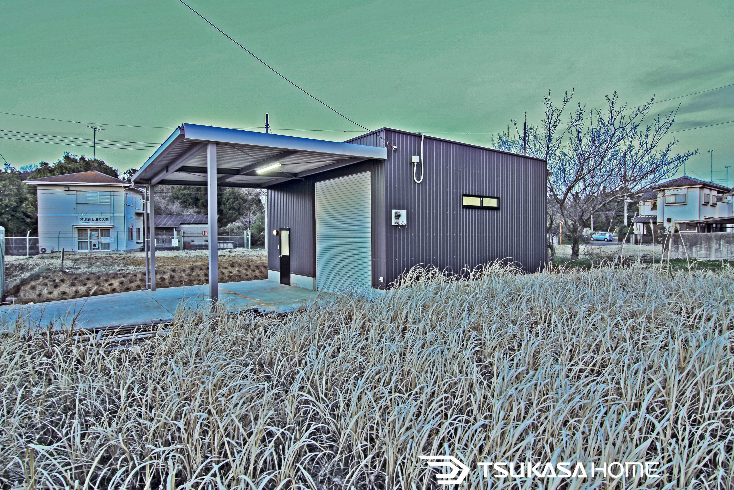 茨城県稲敷市で施工したおしゃれでかっこいいホビールーム付の黒い車庫ガレージ倉庫の外観画像