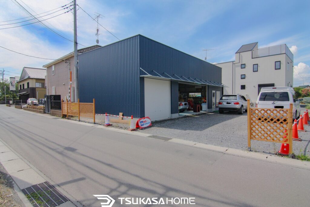 茨城県守谷市で建築した3台駐車の鉄骨ガレージと併設した事務所外観画像